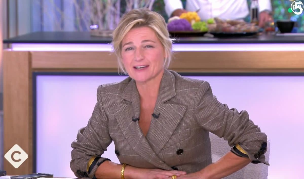 "Moi je me sens bien ici !" : Elise Lucet se prend pour Anne-Élisabeth Lemoine dans "C à Vous" sur France 5 - France 5