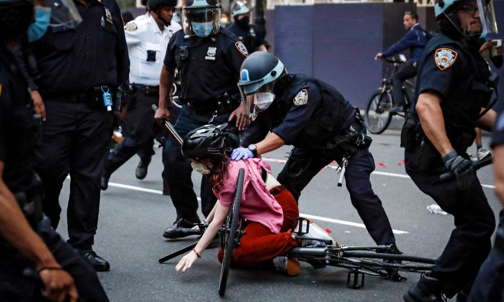 <span>Photograph: John Minchillo/AP</span>