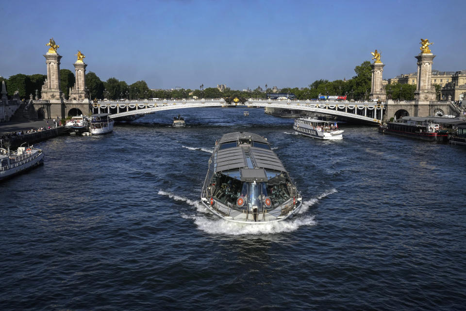 Una embarcación navega por el puente Alejandro III en París, el jueves 1 de junio de 2023. La capital de Francia albergará dentro de un año los Juegos Olímpicos. (AP Foto/Michel Euler)