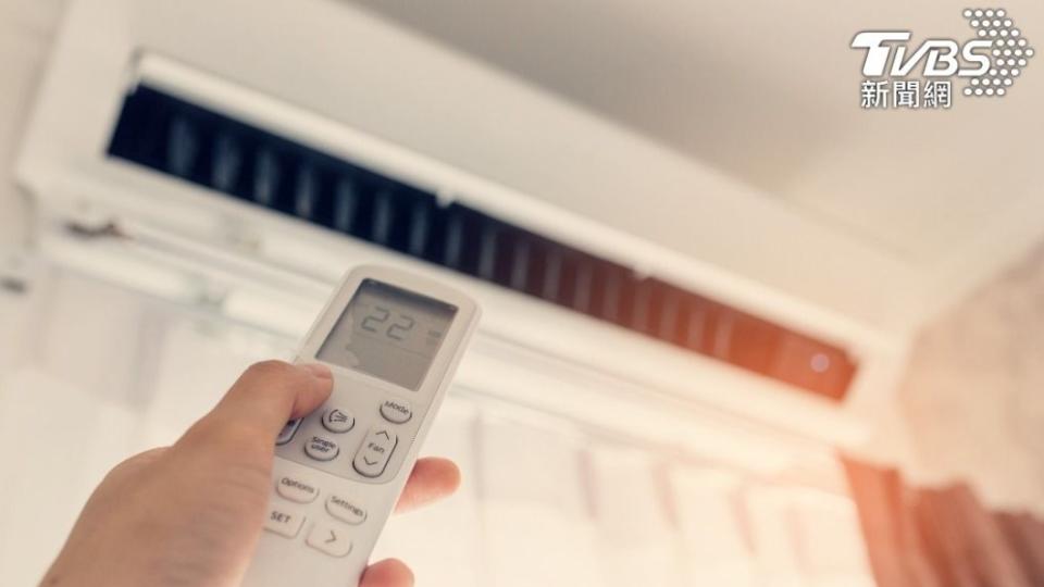 「冷暖型」冷氣的暖氣模式則能讓室內變暖和。（示意圖／shutterstock達志影像）
