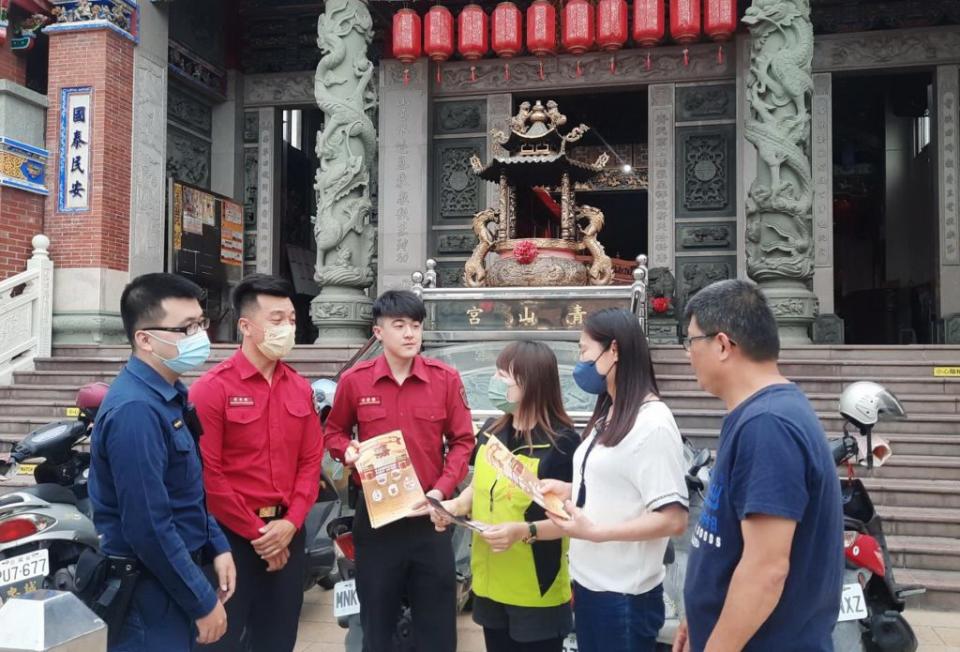 大甲媽遶境進香活動二十一日晚上起駕，台中市消防局第四救災救護大隊及沙鹿消防分隊等單位宣導勿燃放大量鞭炮。（記者陳金龍攝）