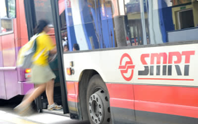 Girl boards an SMRT bus. (Yahoo!)