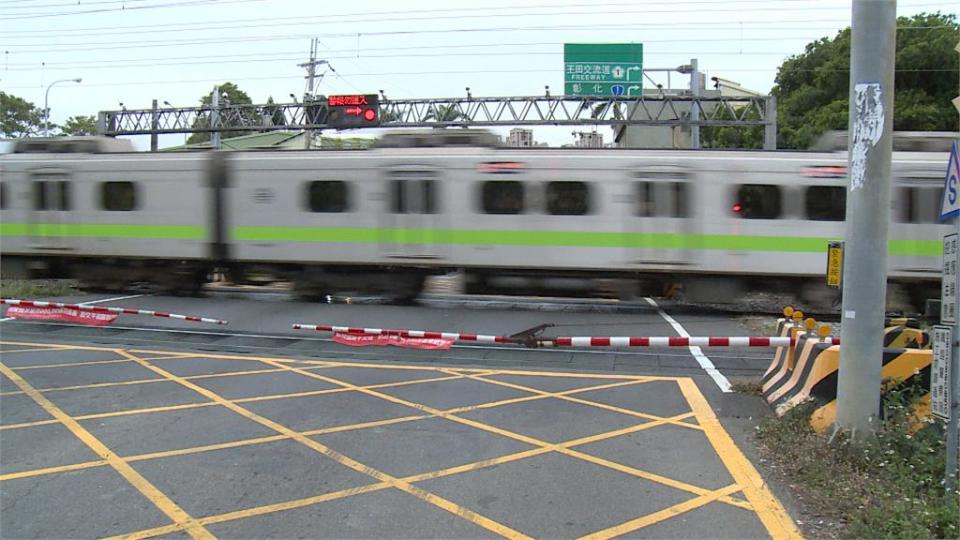 不想等？七機車無視平交道警鈴響　接連催油門闖過「最高罰9萬」