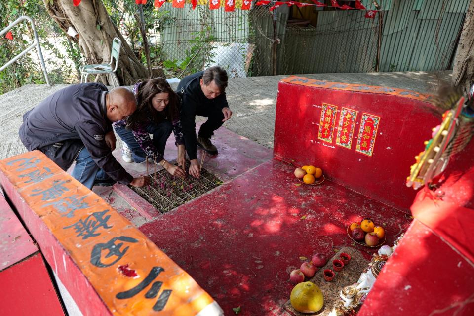 下灣村大榕樹下有個土地公公，是凝聚一村人的地方，每年都會舉行土地誕搶花炮。