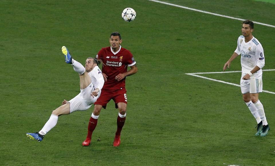 FILE - Real Madrid's Gareth Bale, left, scores his side's 2nd goal during the Champions League Final soccer match between Real Madrid and Liverpool at the Olimpiyskiy Stadium in Kiev, Ukraine, Saturday, May 26, 2018. (AP Photo/Darko Vojinovic, File)