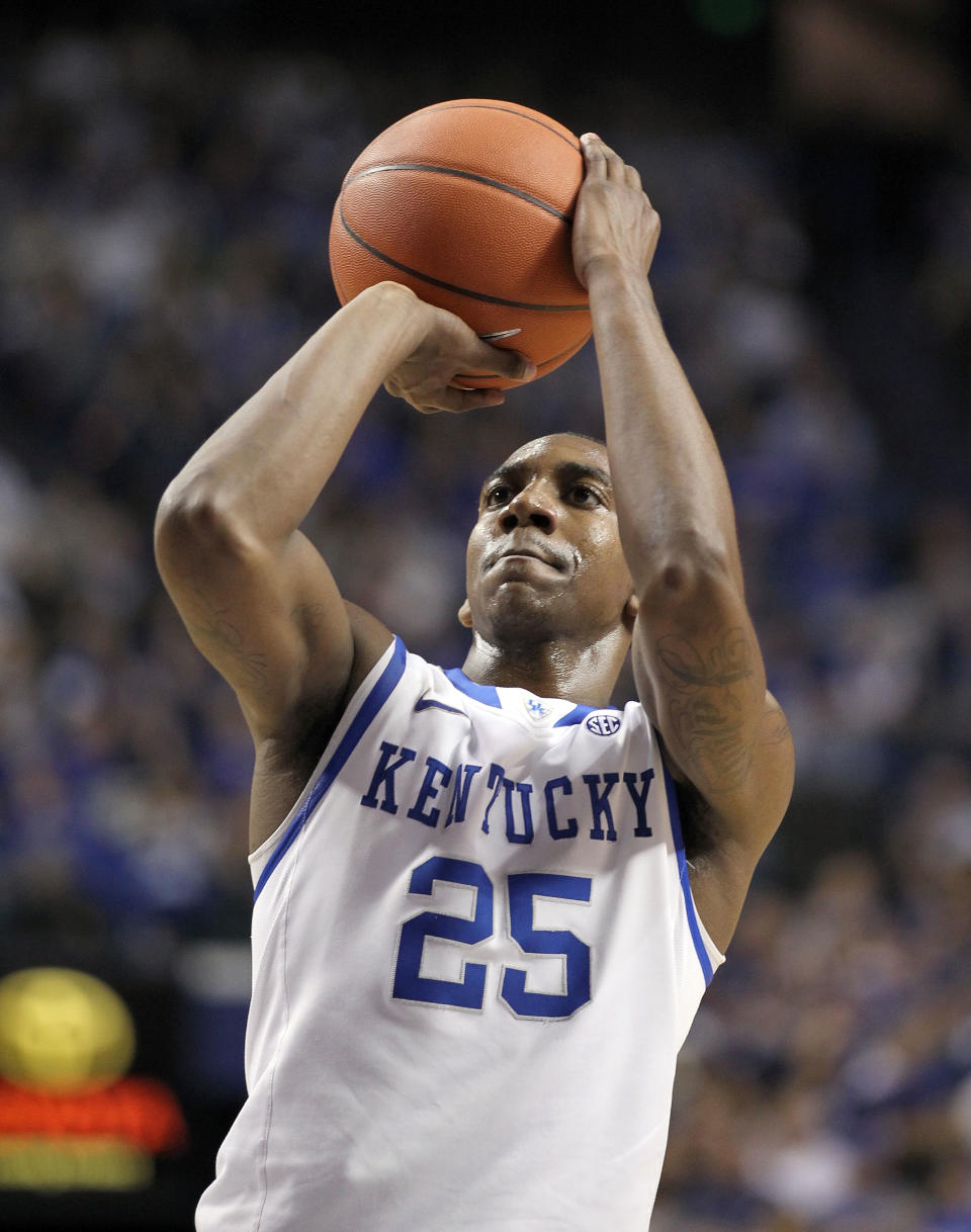 LEXINGTON, KY - FEBRUARY 18: Marquis Teague #25 of the Kentucky Wildcats shoots the ball during the game against the Ole Miss Rebels at Rupp Arena on February 18, 2012 in Lexington, Kentucky. (Photo by Andy Lyons/Getty Images)