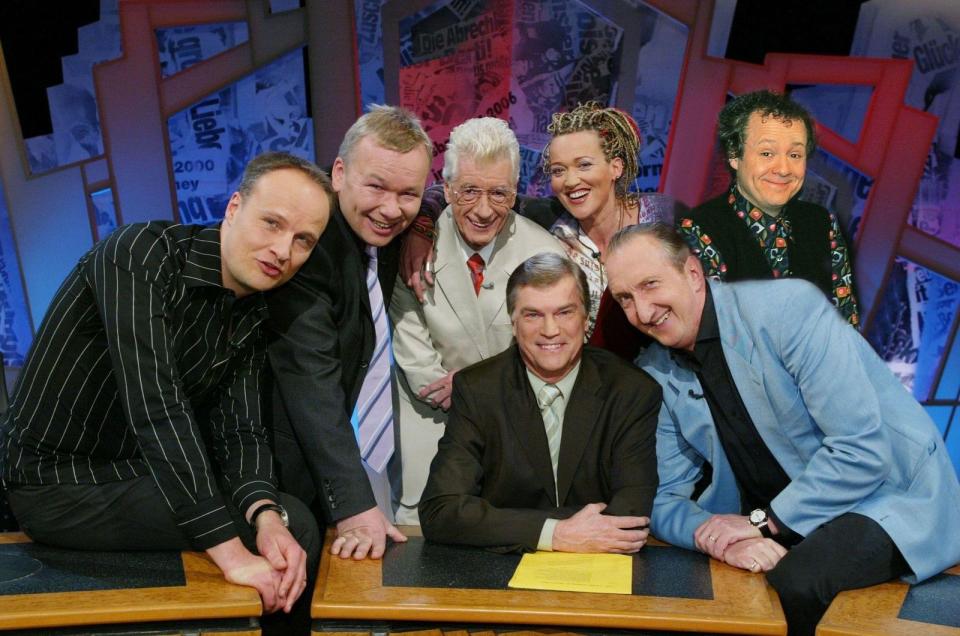 Es war eine der Kult-Sendung der 1990-er: Von 1996 bis 2005 führte Jochen Busse (vorne) durch die satirische RTL-Talkshow "7 Tage, 7 Köpfe". Fünf bis sieben Millionen Zuschauer schalteten jeden Freitag ein, wenn das Comedy-Panel die Nachrichtenwoche Revue passieren ließ. (Bild: RTL)