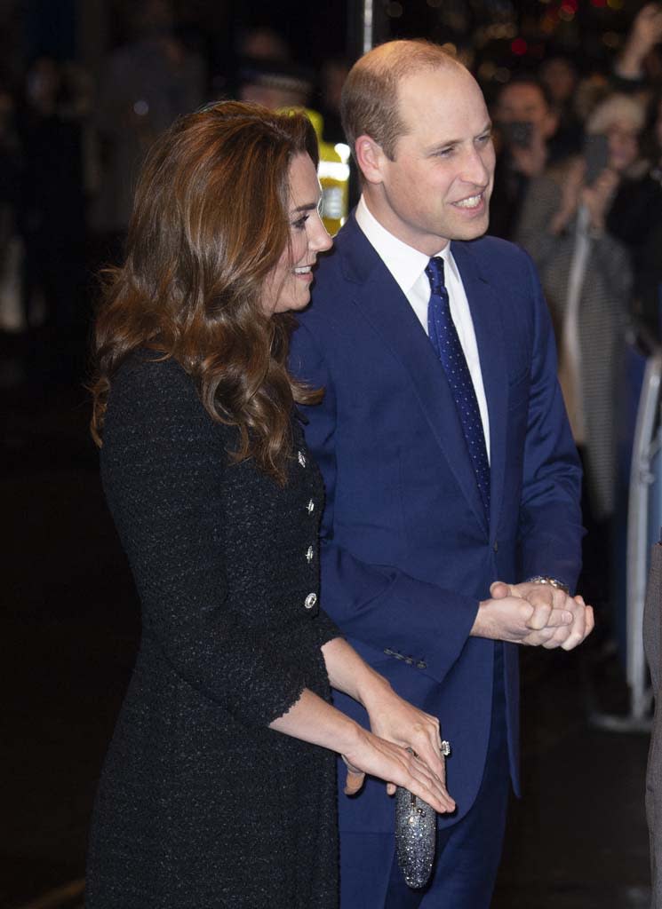 <a href="https://www.elle.fr/People/La-vie-des-people/News/Kate-Middleton-le-prince-William-complices-pour-leur-soiree-au-theatre#xtor=AL-541" rel="nofollow noopener" target="_blank" data-ylk="slk:Voir la suite des photos sur ELLE.fr;elm:context_link;itc:0;sec:content-canvas" class="link ">Voir la suite des photos sur ELLE.fr</a><br><h3> A lire aussi </h3><ul><li><a href="https://www.elle.fr/People/La-vie-des-people/News/Kate-Middleton-son-traumatisme-a-la-naissance-du-prince-George#xtor=AL-541" rel="nofollow noopener" target="_blank" data-ylk="slk:Kate Middleton : son traumatisme à la naissance du prince George;elm:context_link;itc:0;sec:content-canvas" class="link ">Kate Middleton : son traumatisme à la naissance du prince George</a></li><li><a href="https://www.elle.fr/People/La-vie-des-people/News/Le-prince-William-devoile-un-adorable-souvenir-de-vacances-avec-Charlotte-George-et-Louis-3855249#xtor=AL-541" rel="nofollow noopener" target="_blank" data-ylk="slk:Le prince William dévoile un adorable souvenir de vacances avec Charlotte, George et Louis;elm:context_link;itc:0;sec:content-canvas" class="link ">Le prince William dévoile un adorable souvenir de vacances avec Charlotte, George et Louis</a></li><li><a href="https://www.elle.fr/People/La-vie-des-people/News/Kate-Middleton-elle-a-participe-a-un-podcast-sur-la-maternite-3849676#xtor=AL-541" rel="nofollow noopener" target="_blank" data-ylk="slk:Kate Middleton : elle a participé à un podcast sur la maternité !;elm:context_link;itc:0;sec:content-canvas" class="link ">Kate Middleton : elle a participé à un podcast sur la maternité !</a></li><li><a href="https://www.elle.fr/People/La-vie-des-people/News/Comment-Kate-et-William-preparent-le-prince-George-a-devenir-roi-3848266#xtor=AL-541" rel="nofollow noopener" target="_blank" data-ylk="slk:Comment Kate et William préparent le prince George à devenir roi;elm:context_link;itc:0;sec:content-canvas" class="link ">Comment Kate et William préparent le prince George à devenir roi</a></li><li><a href="https://www.elle.fr/Astro/Horoscope/Quotidien#xtor=AL-541" rel="nofollow noopener" target="_blank" data-ylk="slk:Consultez votre horoscope sur ELLE;elm:context_link;itc:0;sec:content-canvas" class="link ">Consultez votre horoscope sur ELLE</a></li></ul>