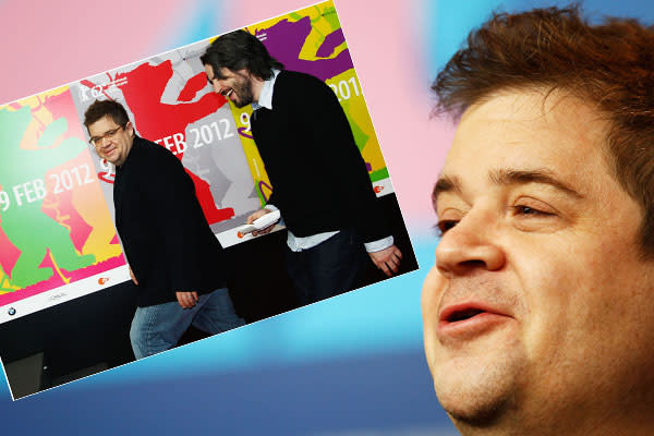 … Ex-„King of Queens“-Star Patton Oswalt und Regisseur Jason Reitman waren auf der Premiere von „Young Adult“ zu Späßchen aufgelegt. (Bilder: Getty Images)