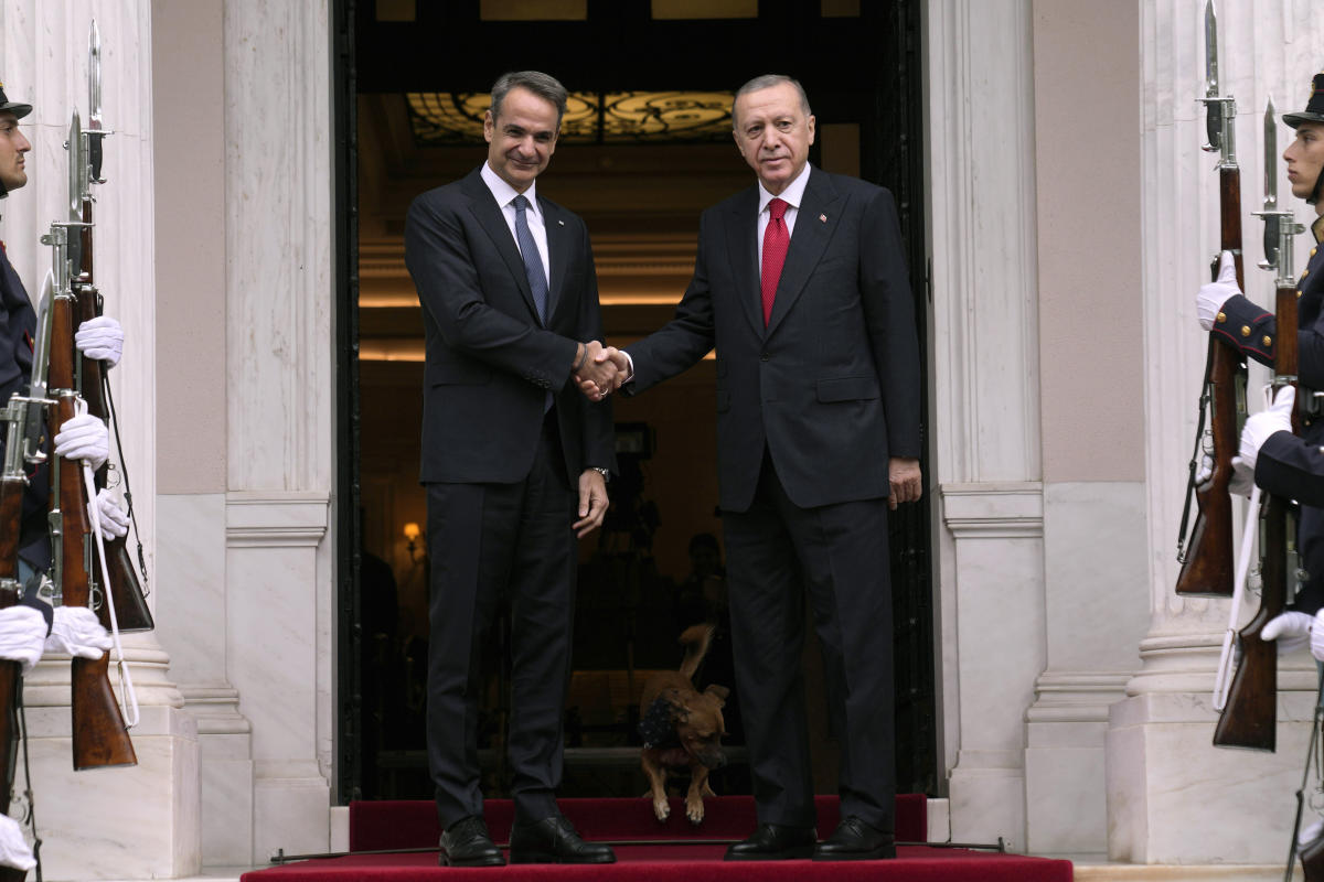 Yunan ve Türk liderler ilişkilerin iyileşmesini vurgulamaya çalışıyor ancak gerginlikler yüzeyde kalıyor