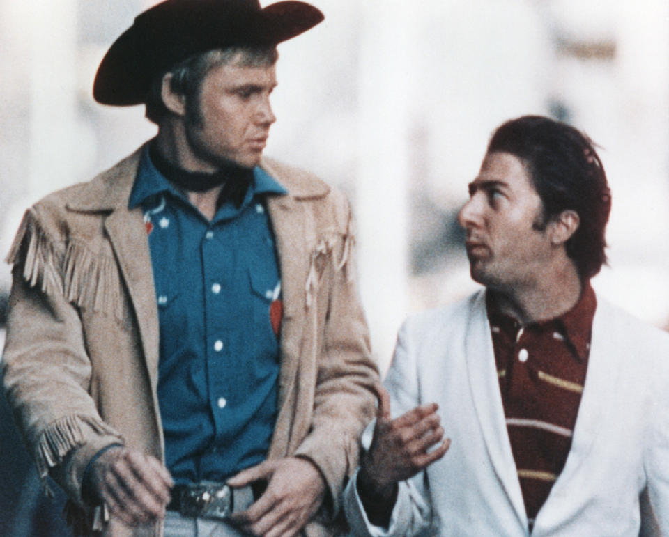 Dustin Hoffman und John Voight übernahmen 1969 in “Asphalt Cowboy” die Hauptrollen. Hier wird die Geschichte von klassischen Antihelden erzählt – Hollywood mal anders. Doch die Story um einen Tellerwäscher, der sich als Gigolo versuchen will, kommt nicht nur bei den Kinogängern an. (Bild-Copyright: interTOPICS/mptv)