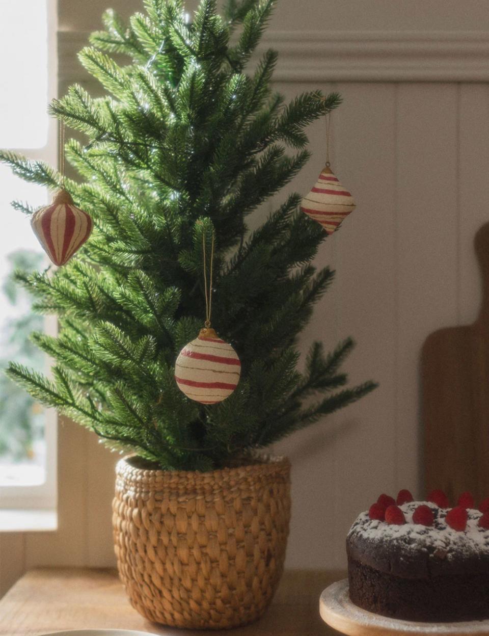 <p>Pas de place chez soi, pas un problème ! Un petit sapin de Noël orné de quelques décorations bleu suffira à donner l'esprit de fêtes à votre intérieur.</p><br>