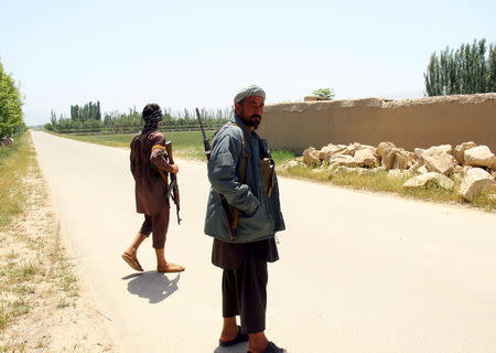 Afghan militias stand near a frontline during a battle at the Chardara district of Kunduz province, May 3, 2015. REUTERS/Stringer