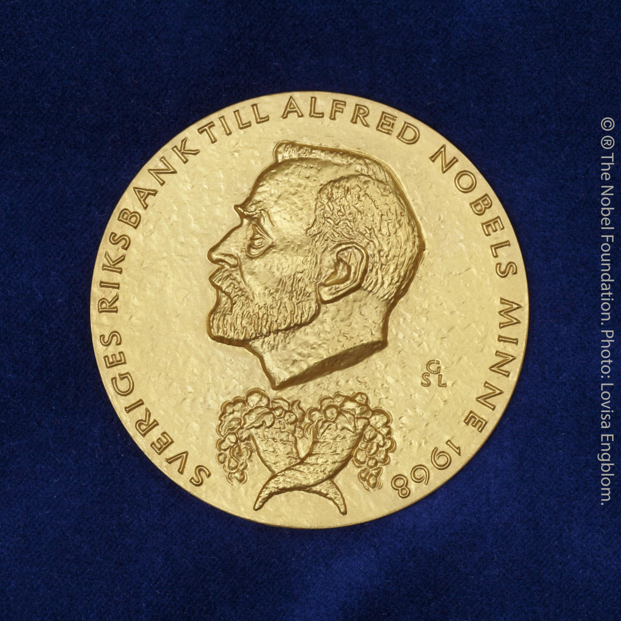 Ein Duo darf sich über die begehrte Medaille (Bild: Lovisa Engblom/The Nobel Foundation/dpa)