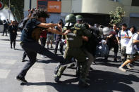 Riot policemen try to detain a demonstrator during a protest calling for changes in the education system in Santiago, Chile April 11, 2017. REUTERS/Ivan Alvarado