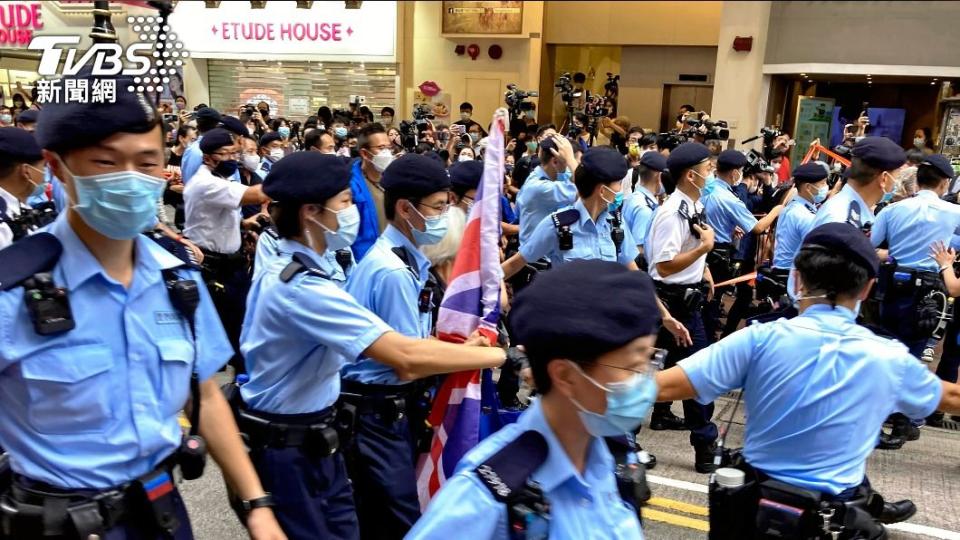 香港警方在街頭驅離抗議民眾。（圖／達志影像美聯社）