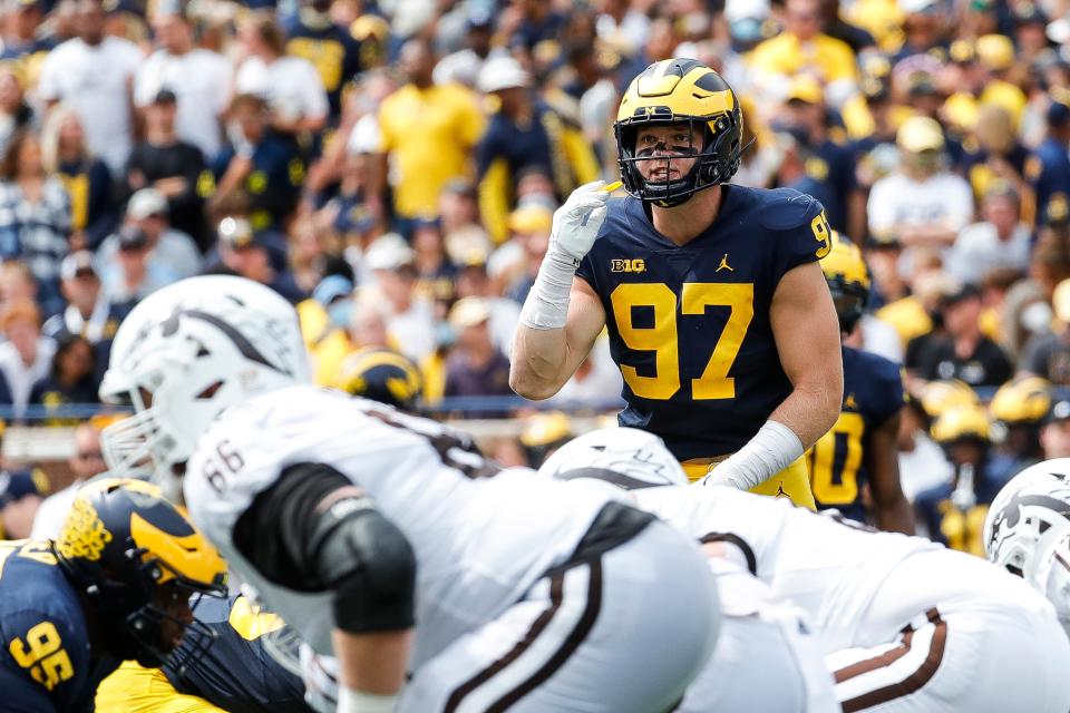 Michigan defensive end Aidan Hutchinson (97) talks to teammates before a play against Western Michigan during the first half Saturday, Sept. 4, 2021 at Michigan Stadium in Ann Arbor.