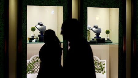 Pedestrians walk past a jewelry store in Buenos Aires' Recoleta neighborhood, in this picture taken October 20, 2015. REUTERS/Marcos Brindicci