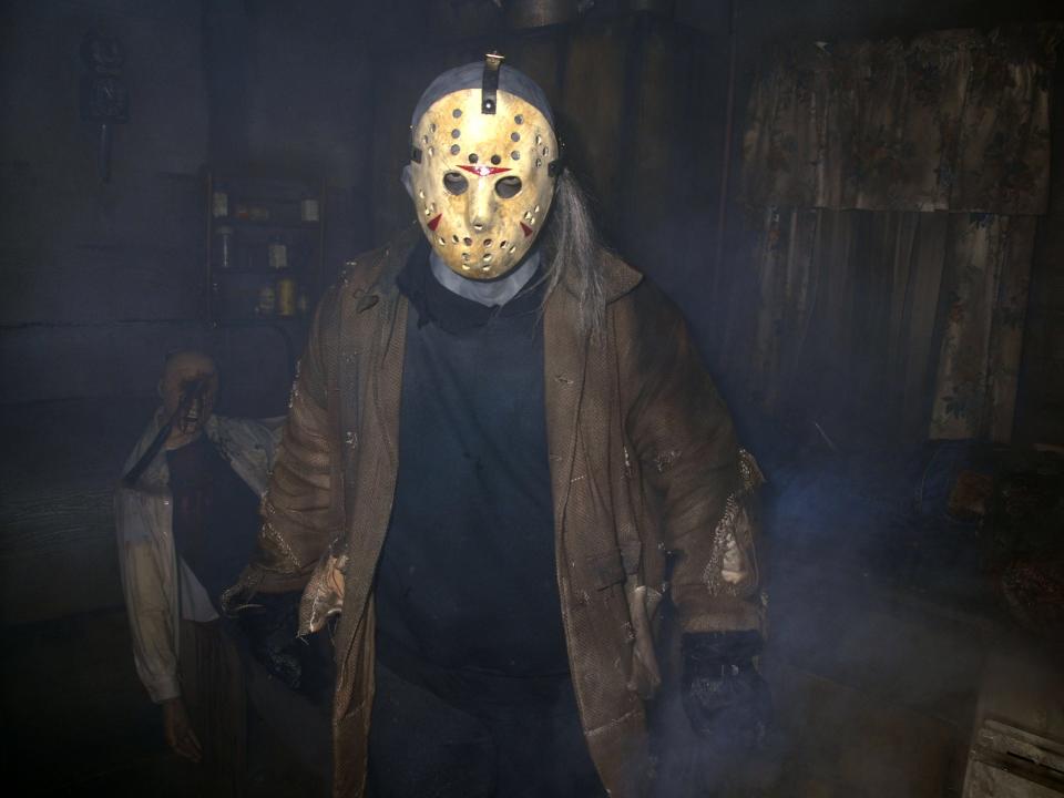 Scareactor dressed as Friday the 13th's Jason Voorhees during Halloween Horror Nights.