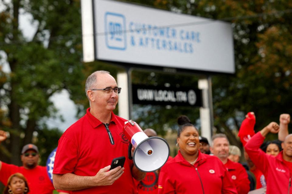 UAW主席范恩9月26日在密西根州罷工現場與會員說話。路透社