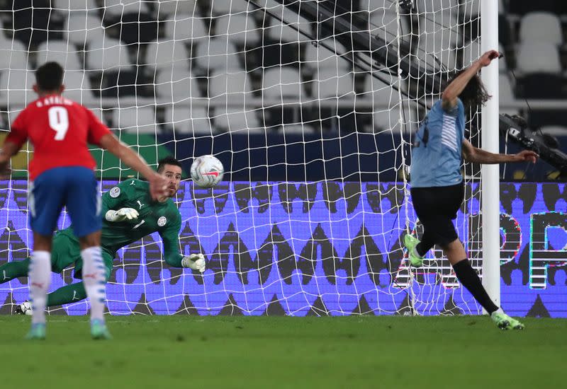 Foto del lunes del delantero de Uruguay Edison Cavani marcando de penal ante Paraguay