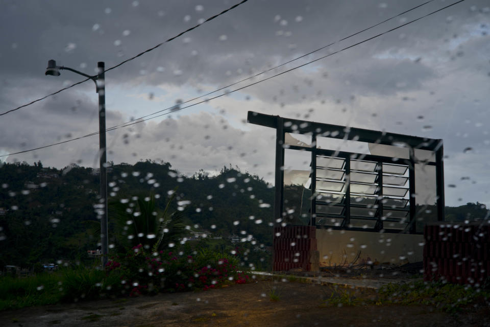 Una pared solitaria es lo único que queda en pie de una casa destruida hace un año por el huracán María en el pueblo montañoso de Naranjito, Puerto Rico, el martes 11 de septiembre de 2018. (AP Foto/Ramón Espinosa)