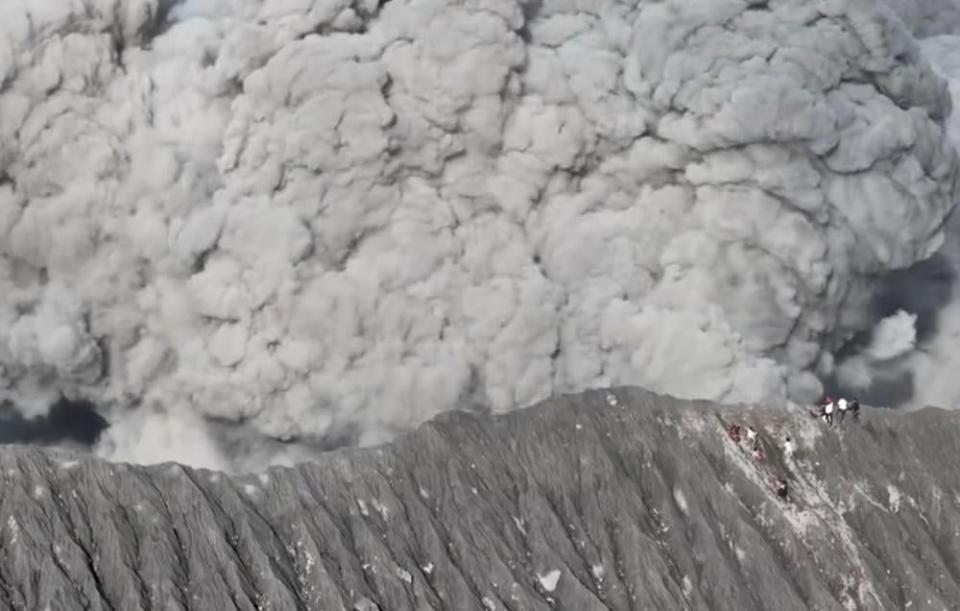 印尼多名登山客遇火山噴發，秒衝落山逃生畫面曝光。(IG)