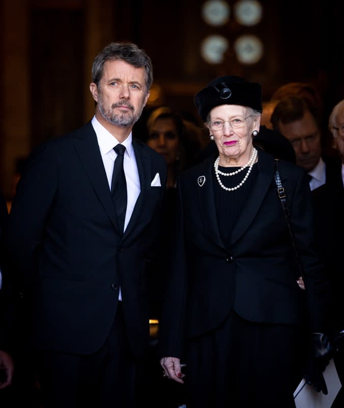 Margarita de Dinamarca y el príncipe Federico en el funeral de Constantino de Grecia