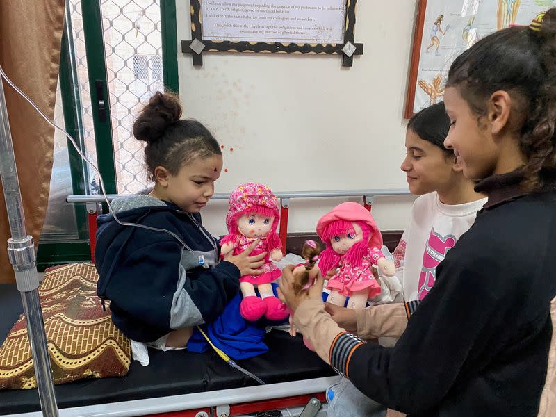 Una niña palestina huérfana y desplazada juega con muñecas en un hospital de Deir Al-Balah