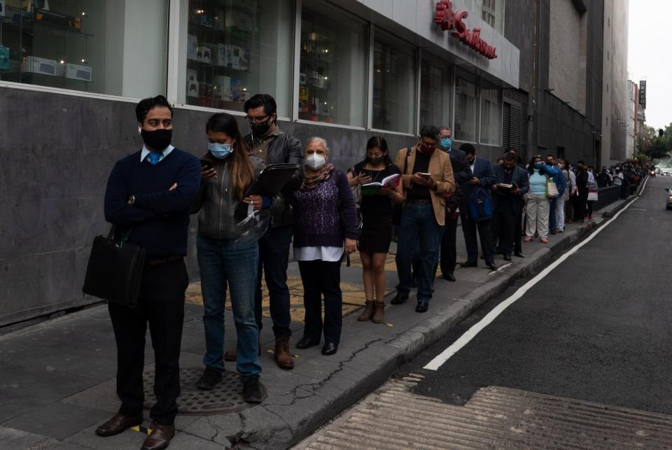 CIUDAD DE MÃXICO, 04AGOSTO2020.-  Desde temprana hora cientos de personas acudieron a los juzgados familiares del Tribunal Superior de Justicia de la Ciudad de MÃ©xico, ubicados en avenida JuÃ¡rez, que fueron reaperturas desde el dÃ­a de ayer como parte del semaforo Naranja en la Ciudad.  Personal del Poder Judicial de la Ciudad de MÃ©xico lleva a cabo los protocolos sanitarios para que su ingreso fuera de forma segura; se les midiÃ³ la temperatura, gel antibacterial para que desinfectarÃ¡n sus manos, y se les pidiÃ³ uso de cubrebocas.  FOTO: ANDREA MURCIA /CUARTOSCURO.COM