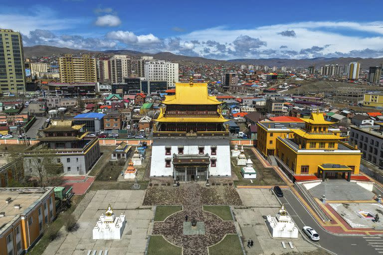 El monasterio de Gandantegchinlen en Ulán Bator, Mongolia, el 15 de mayo de 2023. Para los líderes de la fe, la aparición del niño es vital para garantizar la continuidad del budismo tibetano en Mongolia, un país que aún se está recuperando de décadas de represión religiosa, a veces violenta, bajo sus antiguos gobernantes socialistas. (Chang W. Lee/The New York Times).