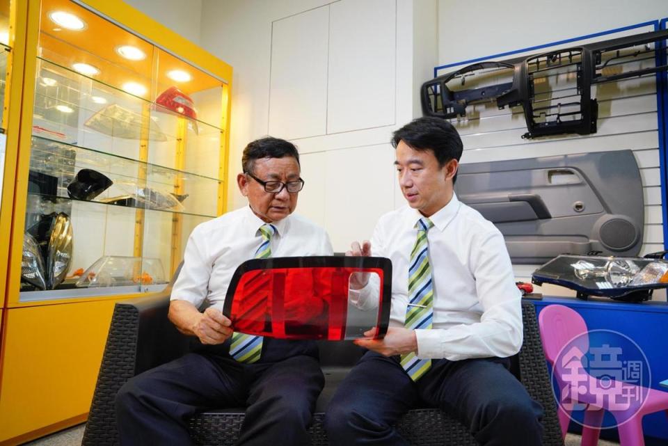 王伯壎（左）的2個兒子進入公司超過20年，次子王俊賢（右）目前擔任集團執行長，負責研發與中國以外的市場。