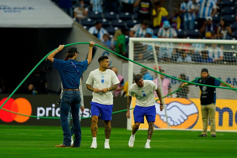 Leandro Paredes y Rodrigo De Paul ingresaron a hacer el reconocimiento del campo de juego en el NRG Stadium