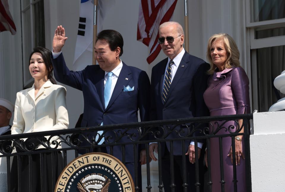 WASHINGTON, DC - APRIL 26: (L-R) South Korean first lady Kim Keon-hee, South Korean President Yoon Suk-yeol, U.S. President Joe Biden and first lady Jill Biden wave during an arrival ceremony at the White House, April 26, 2023 in Washington, DC. Biden is hosting the South Korean state visit including a bilateral meeting in the Oval Office, a joint press conference, and a state dinner in the evening. (Photo by Win McNamee/Getty Images)