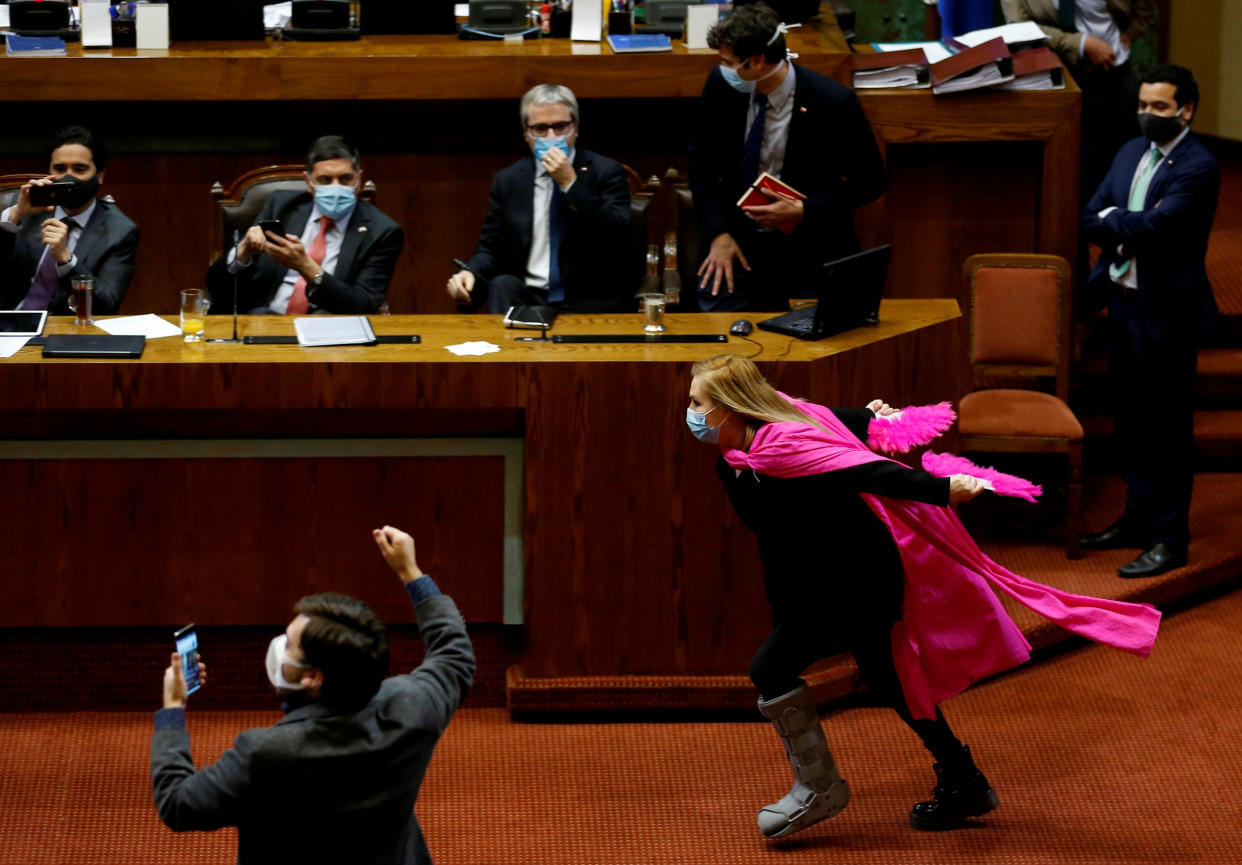 La congresista opositora chilena Pamela Jiles celebra la votación durante una sesión del Congreso para rechazar una reforma constitucional sobre las pensiones propuesta por los legisladores opositores. REUTERS / Rodrigo Garrido 