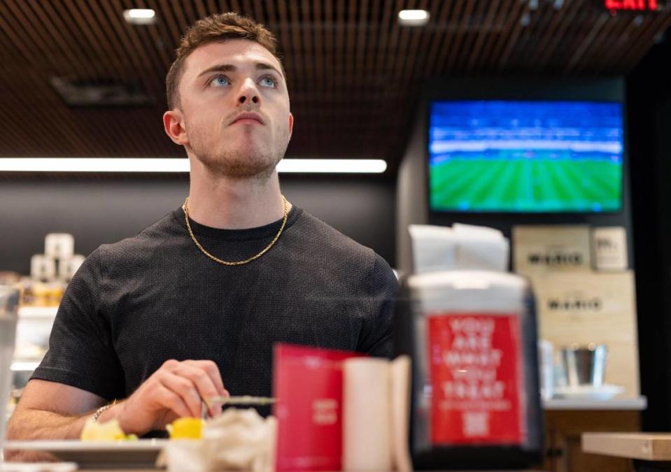 Cameron Pine, de 23 años, comiendo en Graziano's Market and Restaurant, en Coral Gables, el 12 de julio de 2023, llama a Lionel Messi 'el mejor'. Lauren Witte/lwitte@miamiherald.com