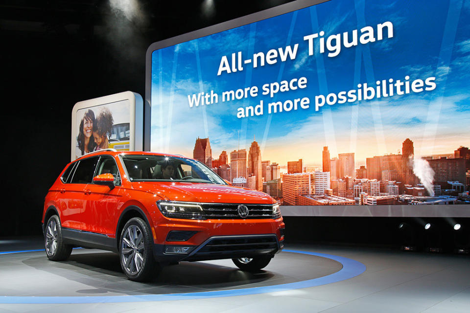 Der Tiguan XL heißt Allspace. VW schickt das neue Modell hierzulande Mitte 2017 ins Rennen. Der Allspace, der auch als Siebensitzer bestellt werden kann, ist 22 Zentimeter länger als sein Vorgänger und verfügt darüber hinaus über erstaunliche 150 Liter mehr Kofferraumvolumen.