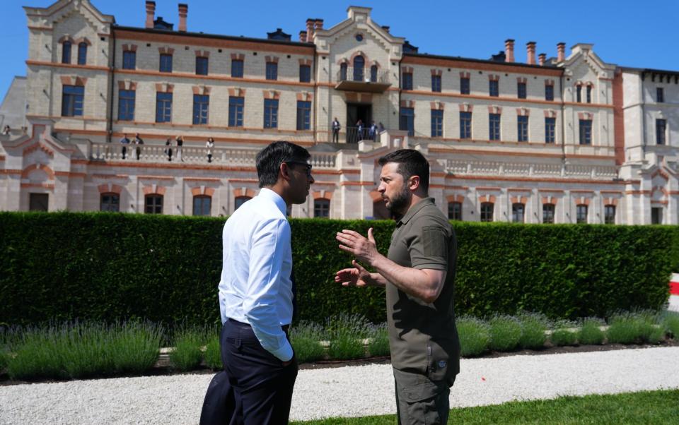 British Prime Minister Rishi Sunak (L) chats with Ukraine's President Volodymyr Zelenskyy ahead of a bilateral meeting during the European Political Community (EPC) Summit - Carl Court/Getty Images Europe