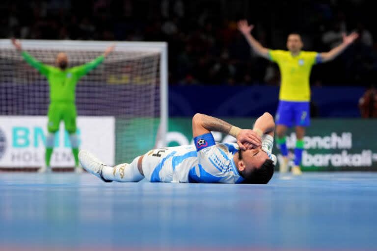 Pablo Taborda, se la selección argentina, se lamenta tras haber caído en la final del mundial de futsal frente a Brasil