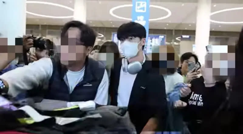 ▲許光漢在韓國機場被粉絲包圍寸步難行，臉上看不到笑容。（圖／翻攝비하인드YouTube）