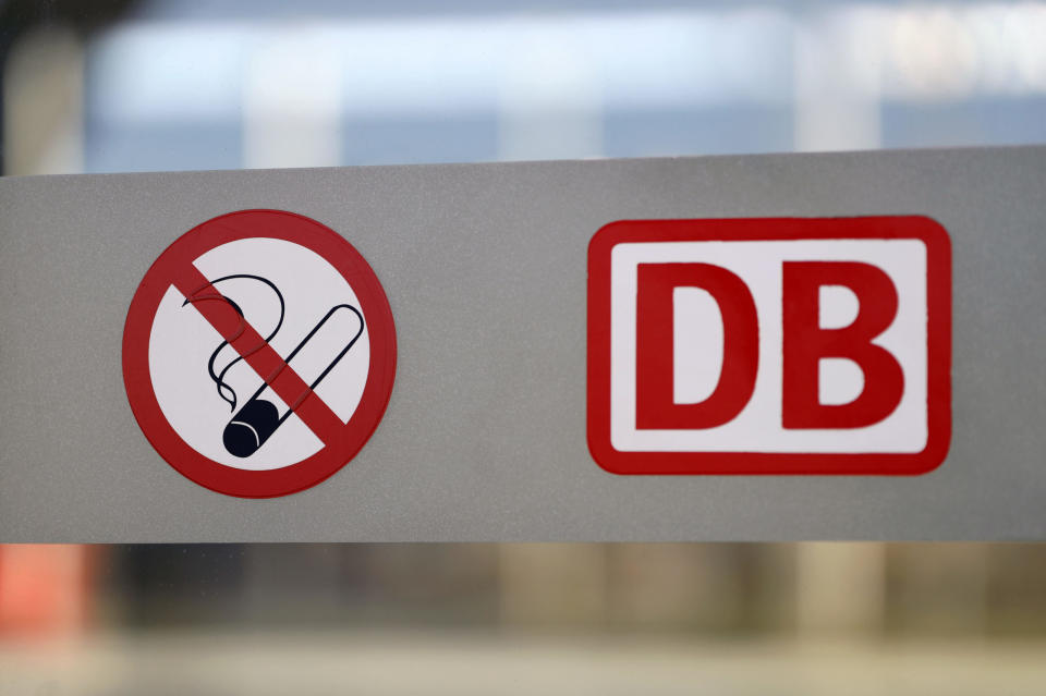 Hinweisschild auf Rauchverbot im Bahnhof der DB am Flughafen Köln Bonn.  (Bild: dpa)