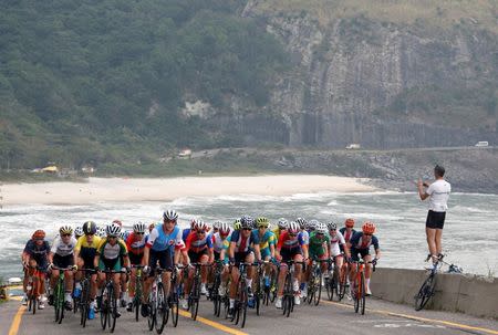 The pack of riders during first lap of the women's road race. REUTERS/Eric Gaillard