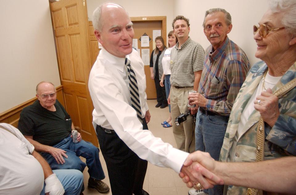 Indiana Gov. Joe Kernan douring a 2004 stop in Evansville.