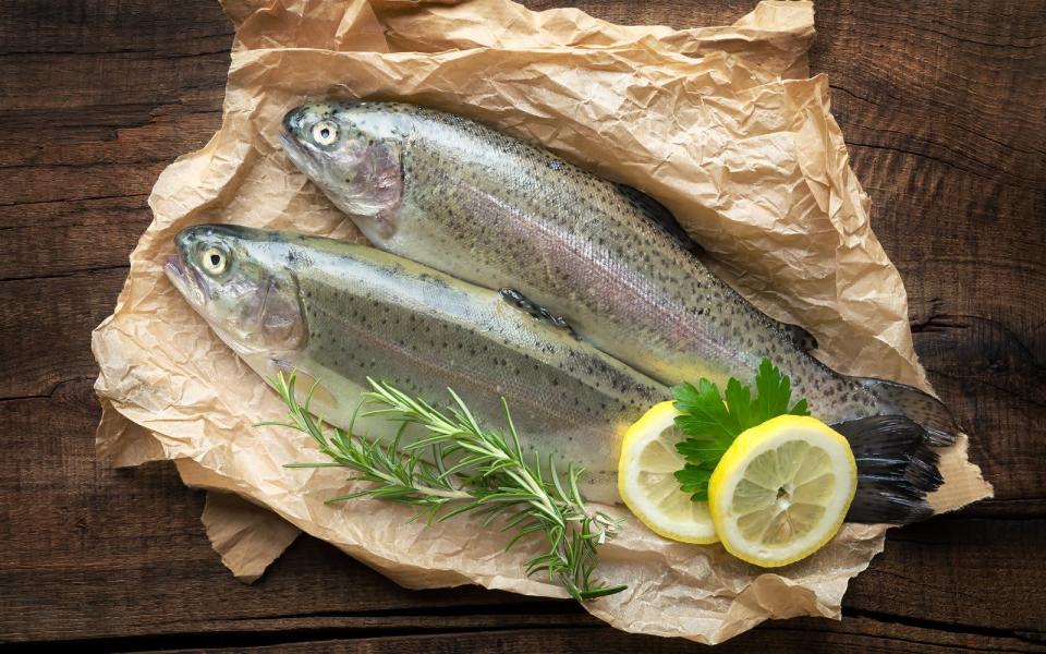 Forellen sind reich an wichtigen Vitaminen und hochwertigem Eiweiß - und obendrein noch kalorienarm. Pro 100 Gramm haben die Fische nur ungefähr 50 Kalorien. (Bild: iStock / Kuvona)
