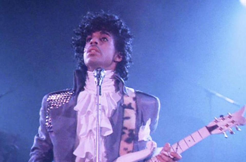 <p>Was für ein T-Shirt kann 100.000 US-Dollar kosten? Es ist das weiße Shirt, welches Musik-Legende Prince 1984 in seinem Video für “Purple Rain” getragen hat. Das Shirt ist am Wochenende für das 32-fache der eigentlichen Preisvorstellung bei einer Auktion verkauft worden. 100.000 statt 3.000 US-Dollar! Der Gewinner wollte das Shirt wohl unbedingt haben! (Foto: Warner Bros) </p>