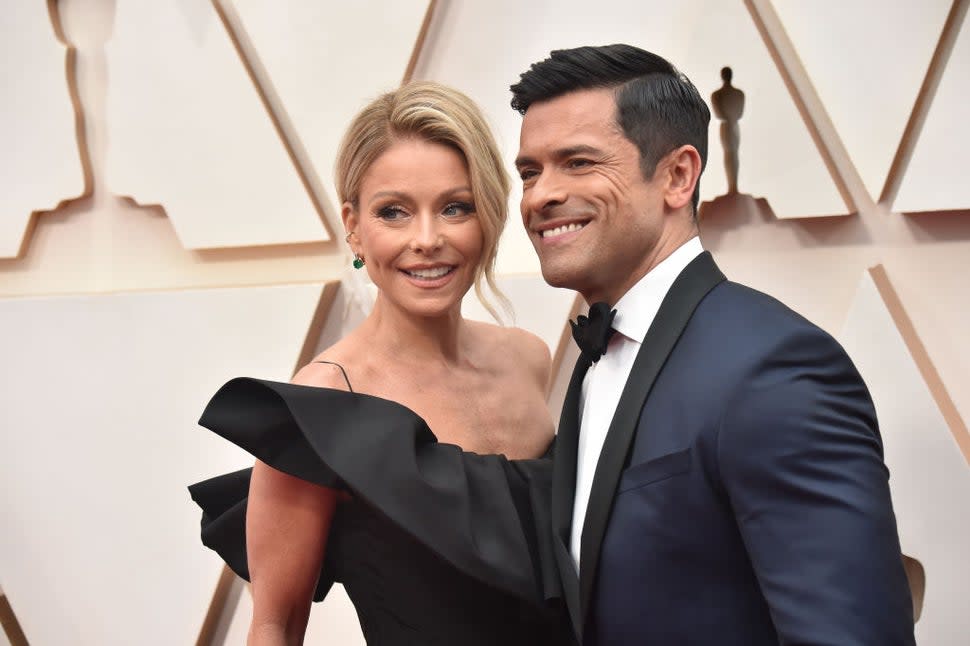  Kelly Ripa and Mark Consuelos attend the 92nd Annual Academy Awards at Hollywood and Highland on February 09, 2020 in Hollywood, California. 