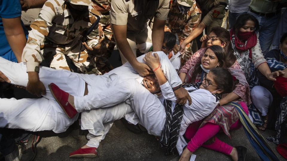 Aus Protest gegen zwei Gruppenvergewaltigungen mit tödlichem Ausgang gehen Menschen in Indien auf die Straße - es kommt zu Festnahmen.