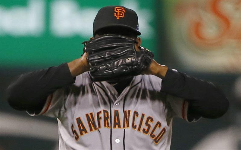 JGM52. St. Louis (United States), 11/10/2014.- San Francisco Giants closing pitcher Santiago Casilla composes himself before pitching against the St. Louis Cardinals during the ninth inning of Game One of the National League Championship Series at Busch Stadium in St. Louis, Missouri, USA, 11 October 2014. The winner of the National League Championship Series will play the winner of the American League Championship Series in the World Series. (EEUU, Estados Unidos) EFE/EPA/TANNEN MAURY