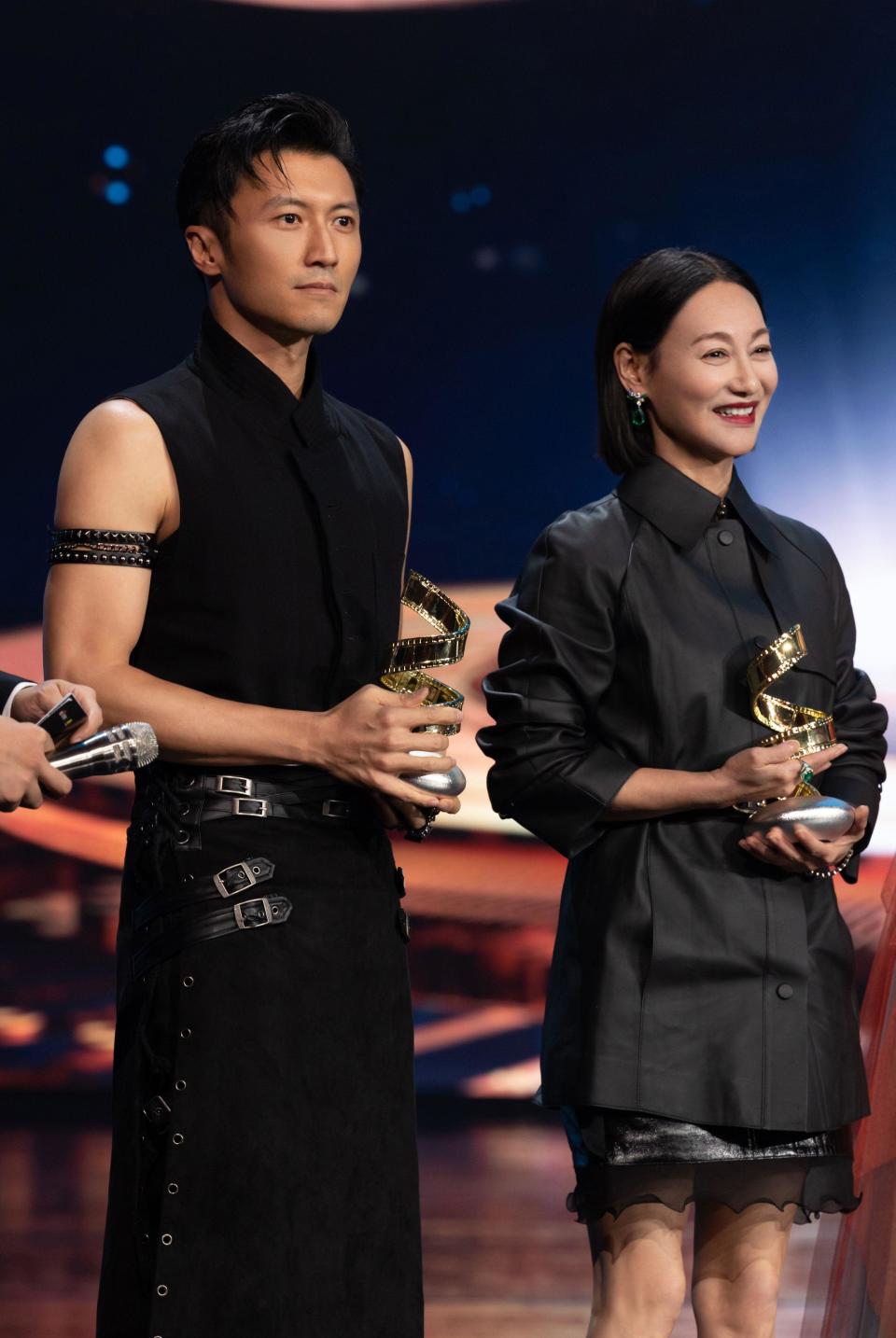 Ting Feng and Sister Hong took the stage together to receive the award.