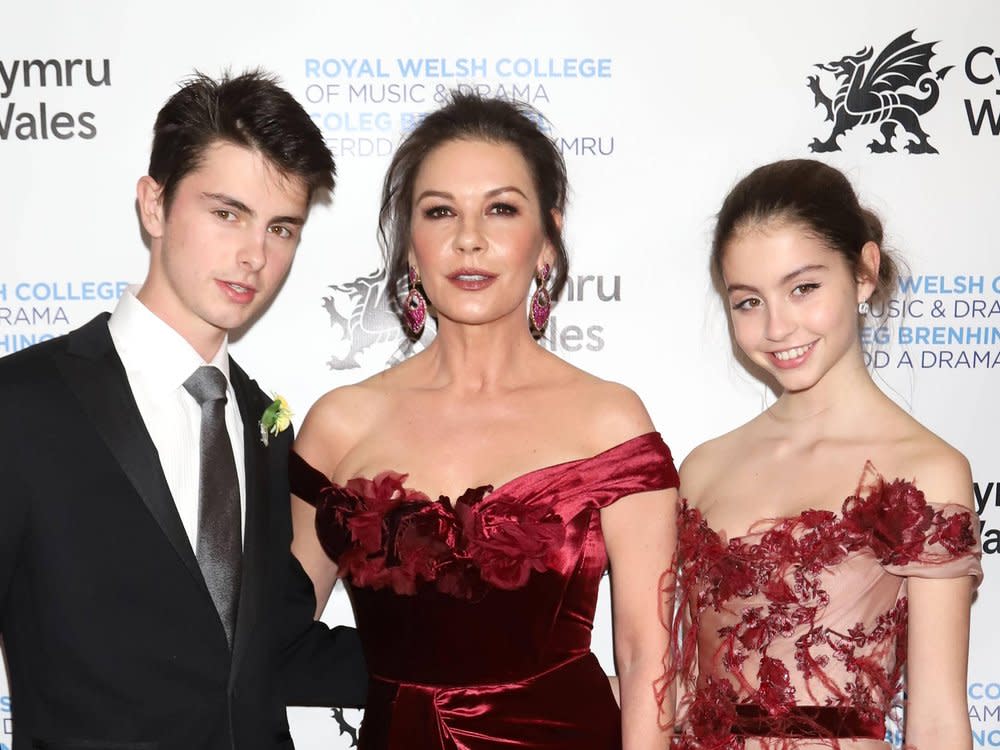 Catherine Zeta-Jones mit Tochter Carys und Sohn Dylan auf einem roten Teppich. (Bild: imago/PA Images)